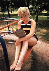 Marilyn Monroe reading Ulysses (photo by Eve Arnold)